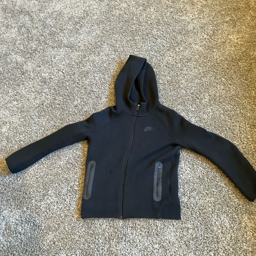 Nike tech size large, color black